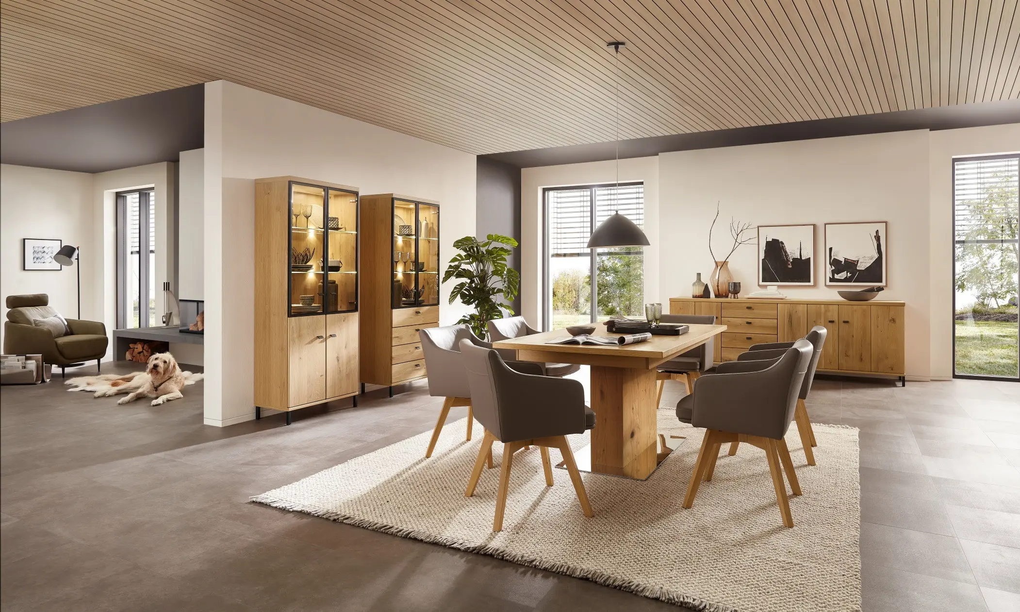 Teilmassive Wohnmöbel in Asteiche mit Kommode, Vitrine, Sideboard auf schwarzen Füßen mit Couchtisch und Holzablage